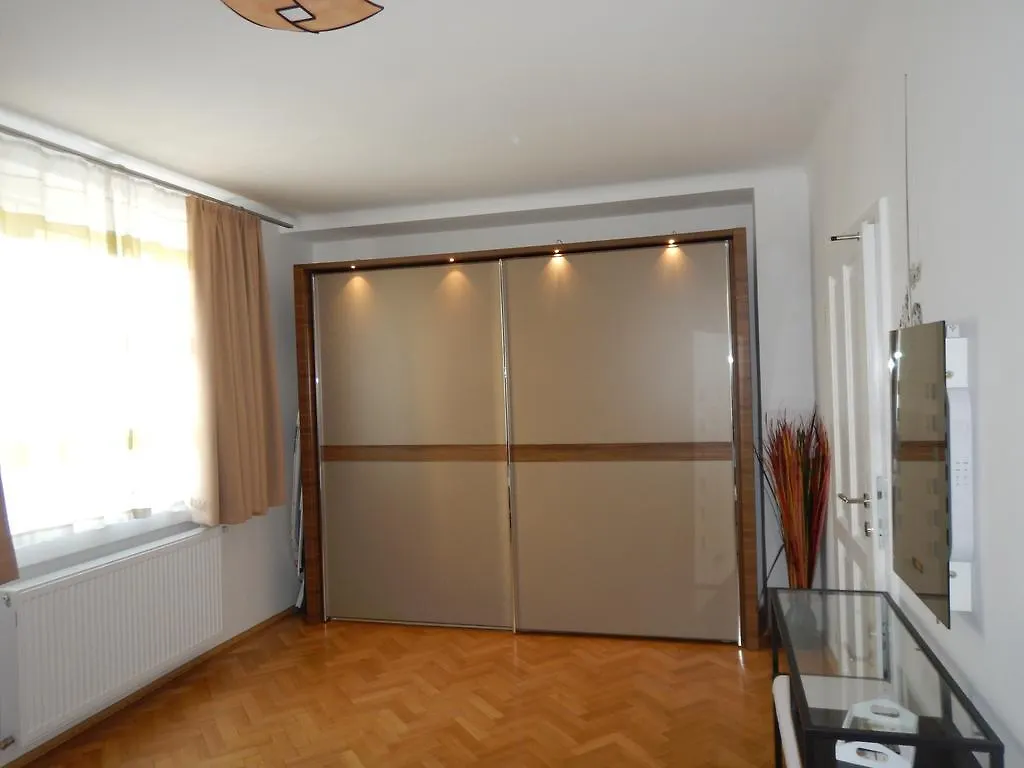 Vienna Apartment Stadthalle 0*,